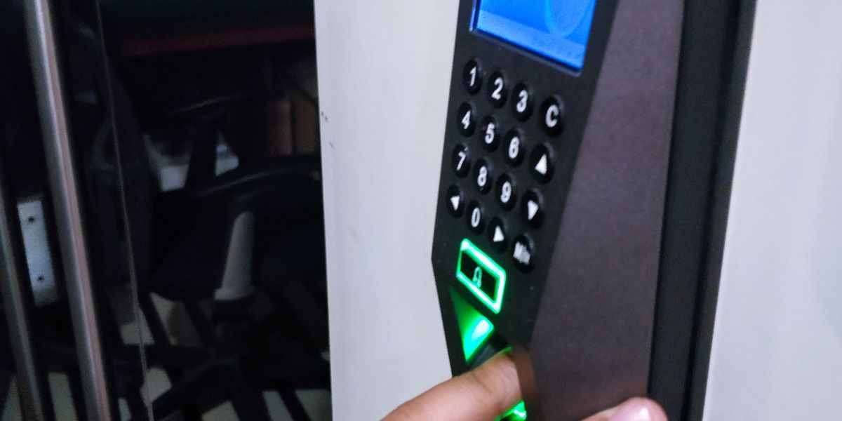 lắp đặt máy chấm công cho trường học