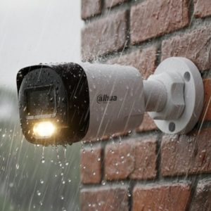 Camera DH-HAC-HFW1500TLMP-IL-T lắp ở cổng để quan sát người ra vào