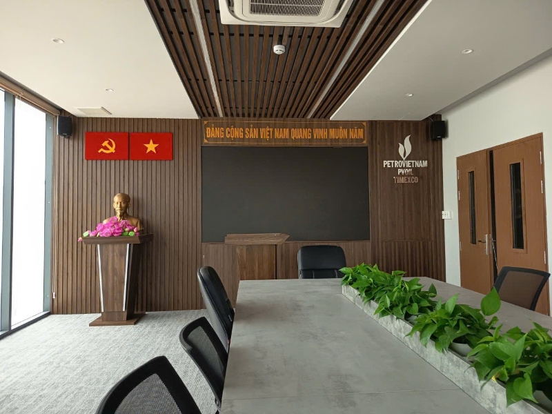 Màn LED 120 inch sau khi lắp đặt, hiển thị sắc nét, nổi bật tại vị trí trung tâm phòng họp