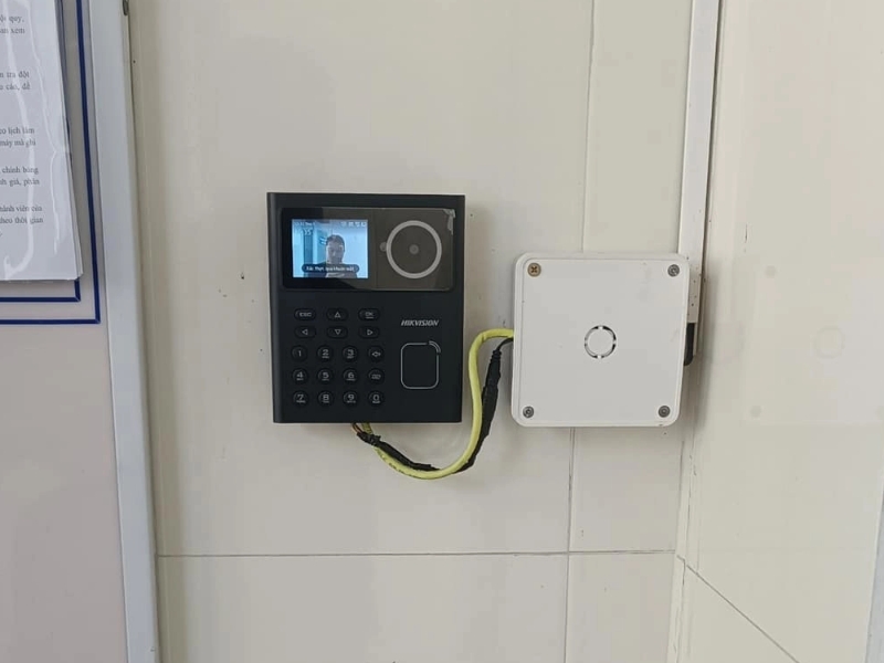 Giải pháp máy chấm công khuôn mặt nhà máy Hikvision cho xưởng may