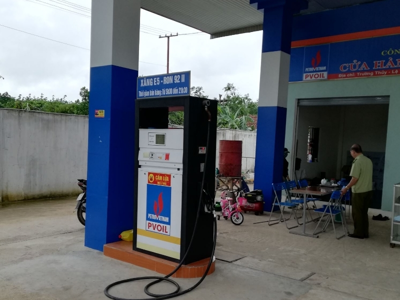 Camera giám sát cột bơm, phương tiện và hoạt động bơm nhiên liệu tại trạm xăng.