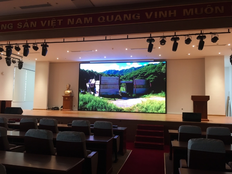 Nên chọn module led P2.5 hay P3 GKGD cho hội trường 300 chỗ?