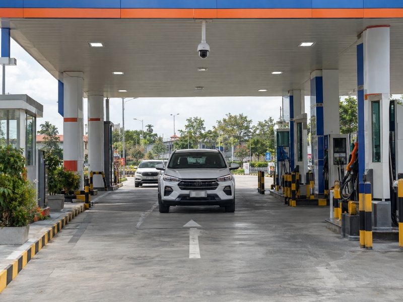 Hạn chế đặt camera trên trục di chuyển của xe để giảm nguy cơ đèn pha chiếu thẳng vào ống kính